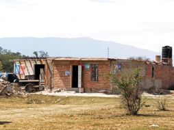 Algunas de las casas que invaden la presa cuentan incluso con escrituras. ARCHIVO  /