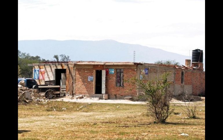 Algunas de las casas que invaden la presa cuentan incluso con escrituras. ARCHIVO  /