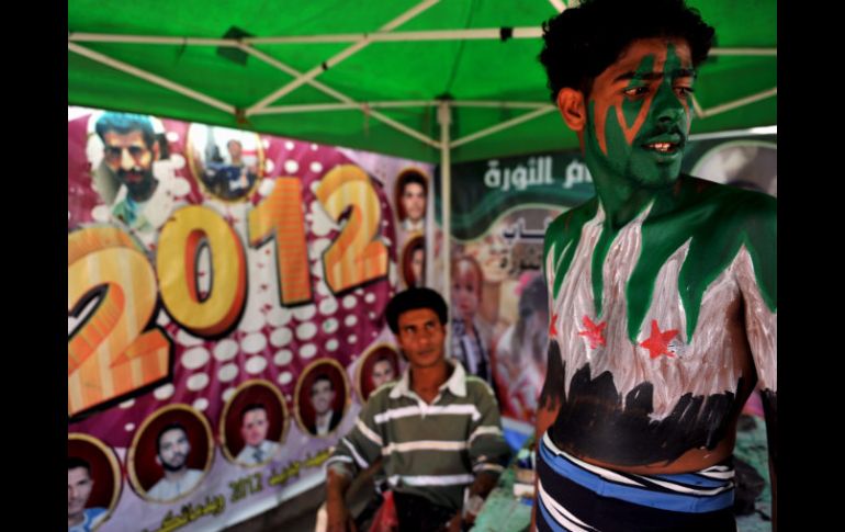 Un manifestante se pinta en Yemen los colores de la bandera siria en festejo del primer año de la revuelta. EFE  /