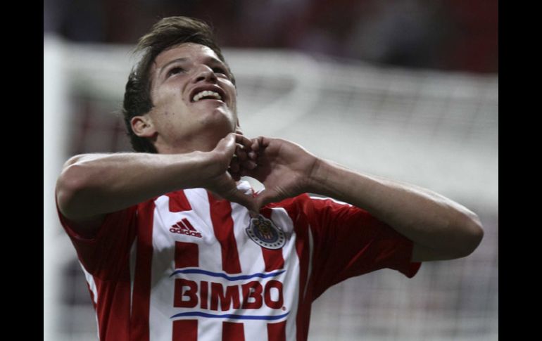 Carlos Fierro celebra su primer gol como profesional con el Guadalajara. MEXSPORT  /