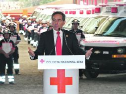 Daniel Goñi Díaz, presidente de la Cruz Roja nacional, dio el banderazo de arranque de la colecta anual.  /