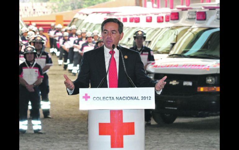 Daniel Goñi Díaz, presidente de la Cruz Roja nacional, dio el banderazo de arranque de la colecta anual.  /