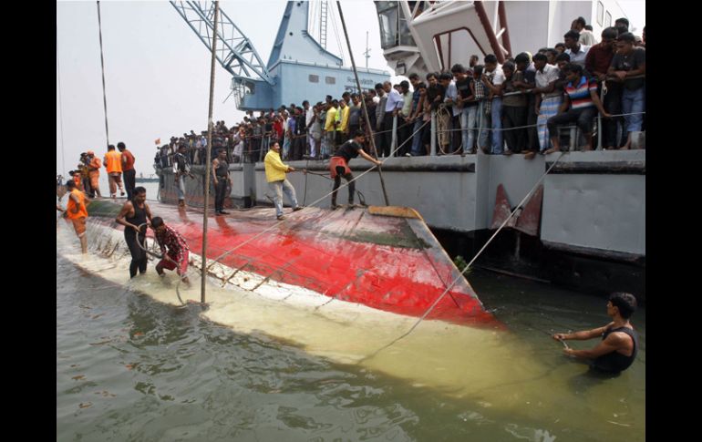 Hasta ahora, se desconoce cuánta gente viajaba en el barco hundido, aunque fuentes no oficiales señlan que 250. AP  /