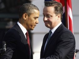 Barack Obama y David Cameron reciben a la prensa a las afueras de la Casa Blanca.  AP  /