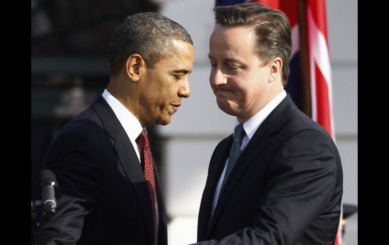 Barack Obama y David Cameron reciben a la prensa a las afueras de la Casa Blanca.  AP  /