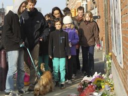 Belgas dejan ramos de flores y mensajes de ánimo en un pequeño altar improvisado en el colegio Sint Lambertus de Heverlee. EFE  /