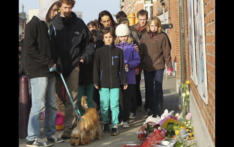 Belgas dejan ramos de flores y mensajes de ánimo en un pequeño altar improvisado en el colegio Sint Lambertus de Heverlee. EFE  /