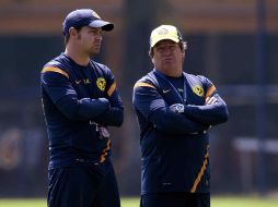 Santiago Baños y Miguel Herrera observan el entrenamiento del América. MEXSPORT  /