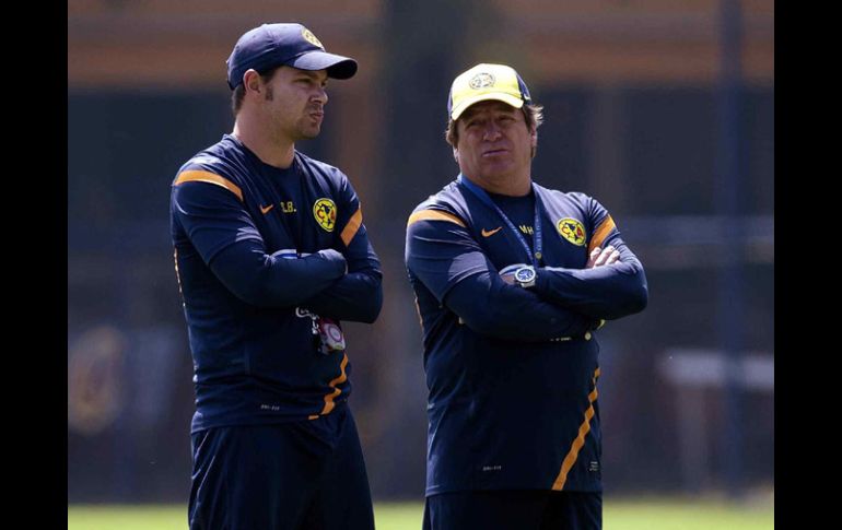 Santiago Baños y Miguel Herrera observan el entrenamiento del América. MEXSPORT  /