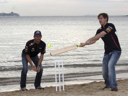 Sebastian Vettel y Mark Webber juegan cricket en una playa cercana a Melbourne, previo al arranque de la temporada de la F1. AP  /