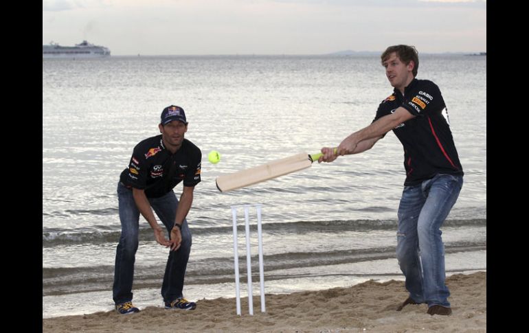 Sebastian Vettel y Mark Webber juegan cricket en una playa cercana a Melbourne, previo al arranque de la temporada de la F1. AP  /