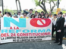 Tapatíos protestan frente al Congreso estatal contra las modificaciones a los artículos 24 y 40 aprobadas en comisiones del Senado.  /