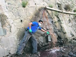 Momento en que personal de la CEA toma muestras de las descargas vertidas por el Rastro Municipal de Zapopan en el Arroyo Seco.ESPECIAL  /