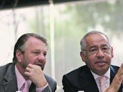 Jorge Castañeda (izq.) e Ignacio Morales Lechuga durante la participación de la mesa “La verdad sobre el caso de Florence Cassez. EFE  /