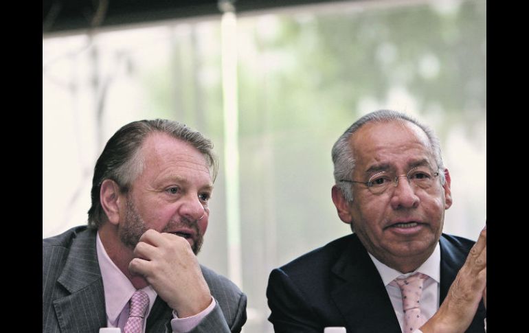 Jorge Castañeda (izq.) e Ignacio Morales Lechuga durante la participación de la mesa “La verdad sobre el caso de Florence Cassez. EFE  /