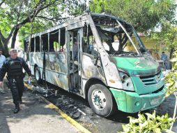 Uno de los camiones que fueron incendiados el viernes pasado, durante los bloqueos en la ZMG  /