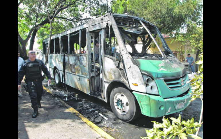 Uno de los camiones que fueron incendiados el viernes pasado, durante los bloqueos en la ZMG  /