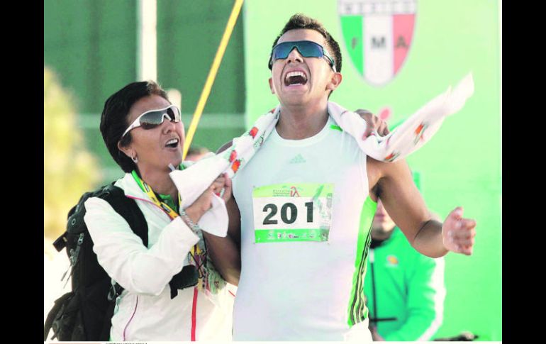 Éder Sánchez sufrió recientemente la pérdida de su padre y ya es preparado por su madre (izq.). MEXSPORT  /