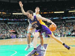 El español Pau Gasol (der.), de los Lakers, intenta quitarse la apretada marca del mexicano Gustavo Ayón. AFP  /