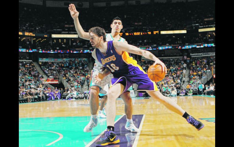 El español Pau Gasol (der.), de los Lakers, intenta quitarse la apretada marca del mexicano Gustavo Ayón. AFP  /