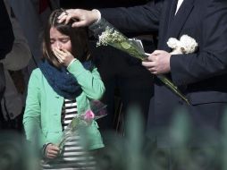 Una niña llora la pérdida de un familiar en el accidente de autobús en el que murieron 22 niños. EFE  /