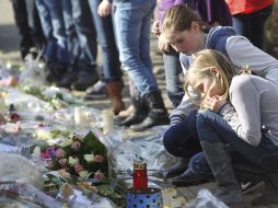 Flores y velas en el exterior del ayuntamiento de la localidad belga de Lommel honran la memoria de los niños muertos. EFE  /