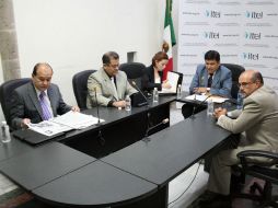 Jorge Gutiérrez (traje azul), titular del Itei, dijo que se entregará el reglamento al Ejecutivo estatal. ARCHIVO  /