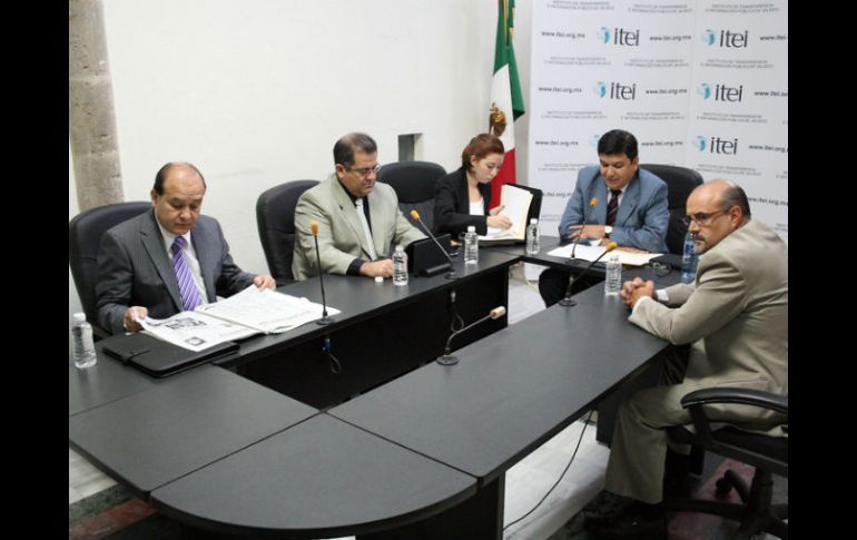 Jorge Gutiérrez (traje azul), titular del Itei, dijo que se entregará el reglamento al Ejecutivo estatal. ARCHIVO  /