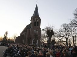 Centenares de personas asisten a una misa al aire libre en memoria de los fallecidos. EFE  /