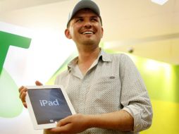 El constructor David Tarasenko posa con el nuevo iPad en una tienda en Sydney. REUTERS  /