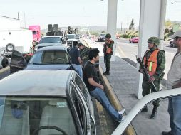 Los uniformados detienen a algunos de los automovilistas para revisar los vehículos.  /