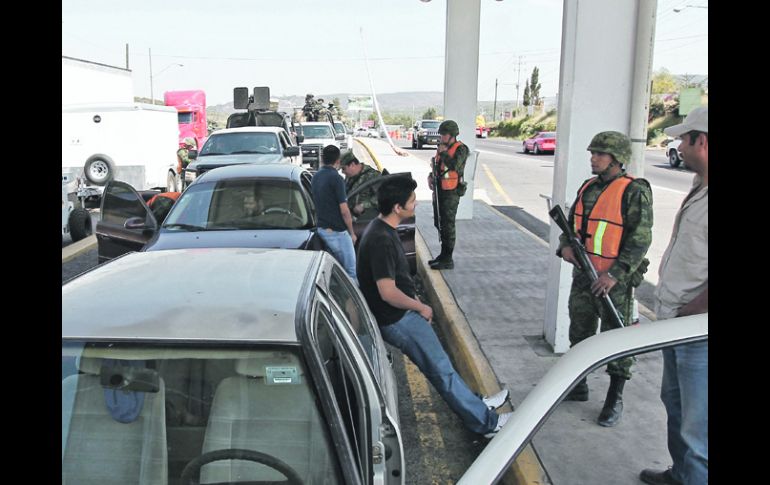 Los uniformados detienen a algunos de los automovilistas para revisar los vehículos.  /