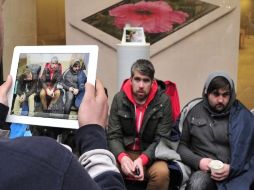 Algunos se decidieron a pasar la noche afuera de las tiendas Apple para ser de los primeros en comprar la tableta. REUTERS  /