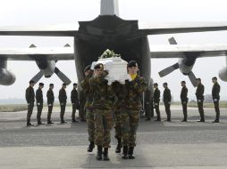 La llegada al aeropuerto militar de Melsbroek, en Bruselas, de los féretros de las víctimas. EFE  /