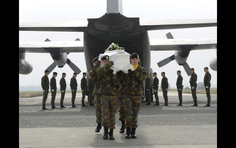 La llegada al aeropuerto militar de Melsbroek, en Bruselas, de los féretros de las víctimas. EFE  /