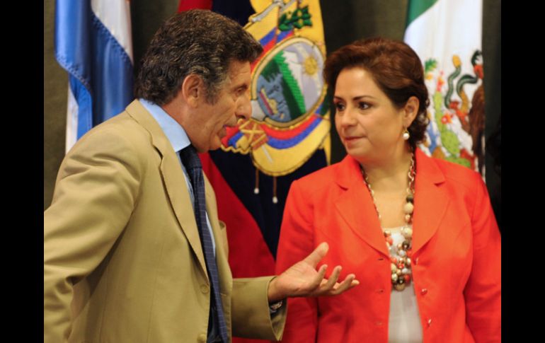 Carlos Álvarez (I), de la ALADI y la canciller mexicana Patricia Espinosa. AFP  /