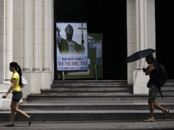 En las iglesias católicas de Cuba ya lucen carteles alusivos a la visita papal. REUTERS  /