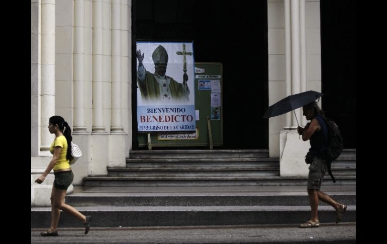 En las iglesias católicas de Cuba ya lucen carteles alusivos a la visita papal. REUTERS  /