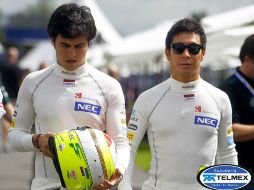 Pérez (i), de la escudería Sauber, y su compañero el japonés Kobayashi (d) caminan por en el circuito Albert Park en Melbourne. EFE  /