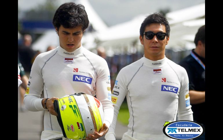 Pérez (i), de la escudería Sauber, y su compañero el japonés Kobayashi (d) caminan por en el circuito Albert Park en Melbourne. EFE  /