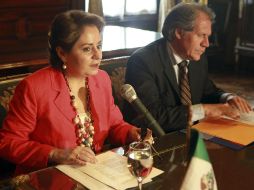 La secretaria de Relaciones Exteriores de México, Patricia Espinosa (I) y su homólogo uruguayo, Luis Almagro (D). EFE  /