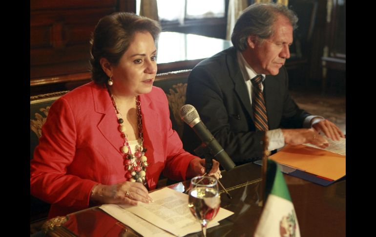 La secretaria de Relaciones Exteriores de México, Patricia Espinosa (I) y su homólogo uruguayo, Luis Almagro (D). EFE  /