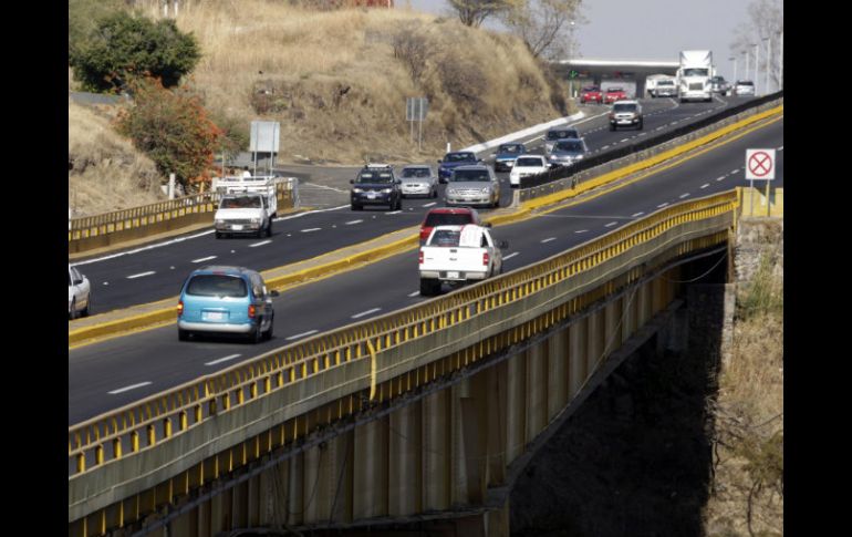 La Policías Federal vigilará los 48 mil kilómetros de carreteras mexicanas. ARCHIVO  /