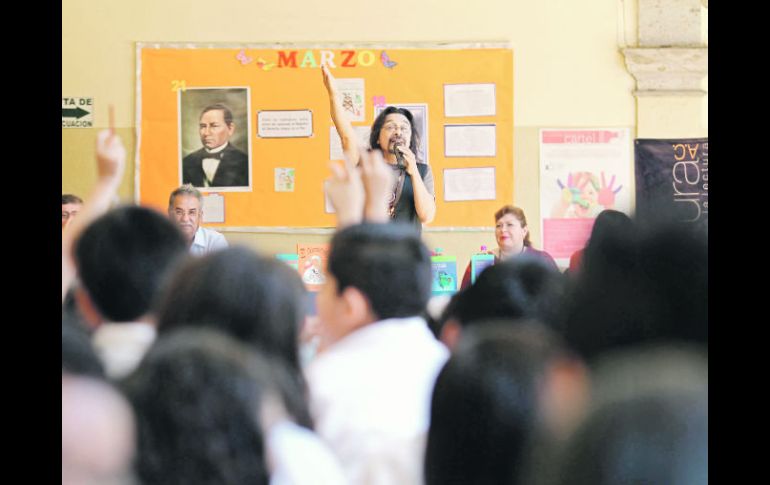 Granados, en la escuela primaria Urbana 38 Manuel M. Diéguez, invitado por el programa de promoción de la lectura INFOlectura.  /