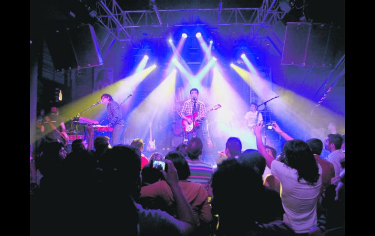 El quinteto de Los Bunkers vivió una velada de sonidos latinos en Guadalajara.  /