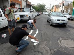 Grupos de ciudadanos pintaron y adoptaron su bache en Miravalle y el Centro de Guadalajara.  /