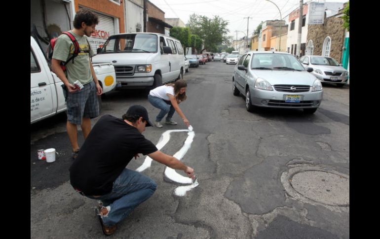 Grupos de ciudadanos pintaron y adoptaron su bache en Miravalle y el Centro de Guadalajara.  /