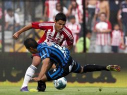 Antonio Salazar trata de desbordar al defensa del Querétaro. MEXSPORT  /