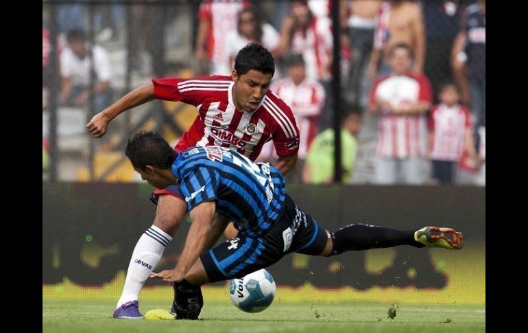 Antonio Salazar trata de desbordar al defensa del Querétaro. MEXSPORT  /