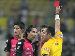 Zorros protestan una de las dos tarjetas rojas que les mostró el arbitro Antony Zanjuampa.MEXSPORT  /